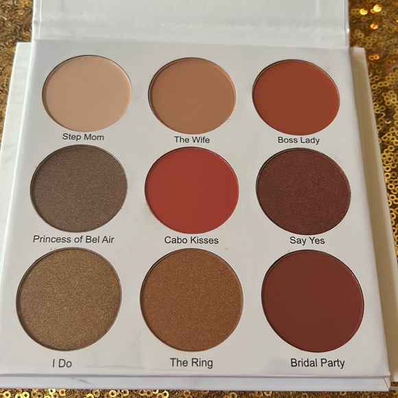 Give them Lala eyeshadow NIB - Picture 2 of 3